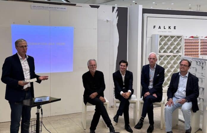 Michael Schmitz (Stadt Trier), Michael Maas (MREI), Lennart Maas (ReDevelop), Oberbürgermeister Wolfram Leibe und Dezernent Ralf Britten beim Pressetermin zur Umnutzung des Kaufhof-Gebäudes in Trier, Juli 2025. Thema: Transformation zur Mixed-Use-Immobilie.