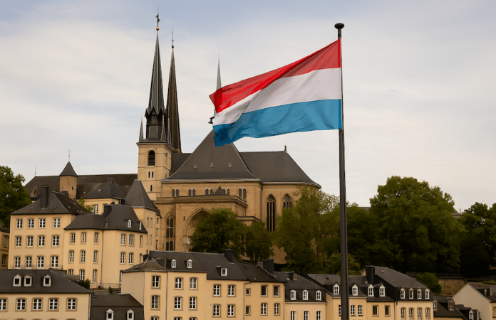 Blick über die Dächer einer europäischen Stadt bei Sonnenuntergang – Symbolbild für hohe Lebenshaltungskosten in Luxemburg; Symbolbild
