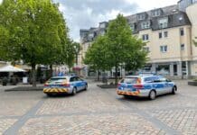 Pferdemarkt: Gläser und Stühle flogen! Wilde Schlägerei sorgt für Polizeieinsatz im „Newtons“ Zwei Streifenwagen auf dem Trierer Pferdemarkt
