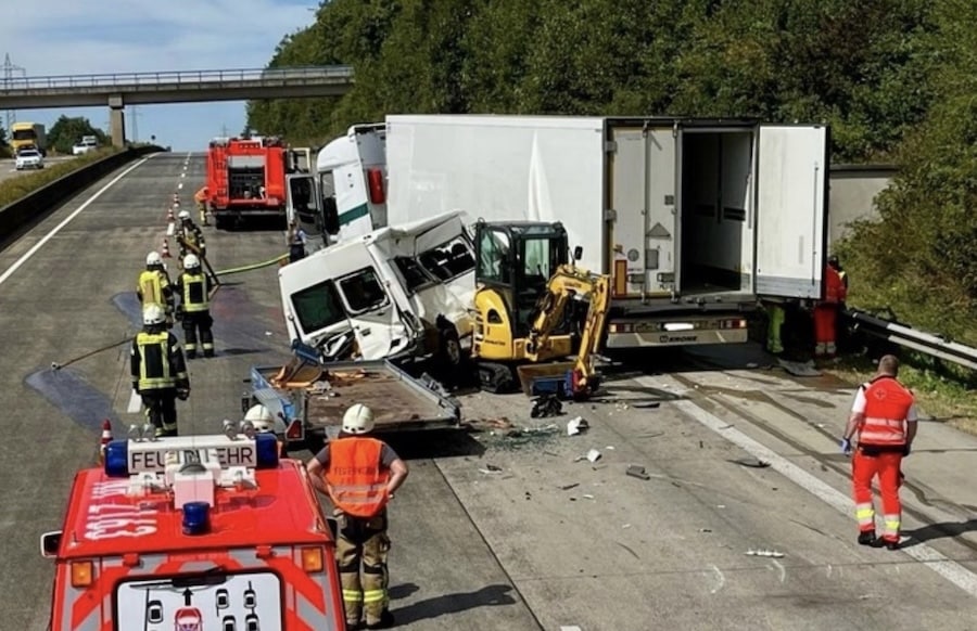 LKW-und-Transporter-kollidieren-auf-A3-Vollsperrung-und-langer-R-ckstau