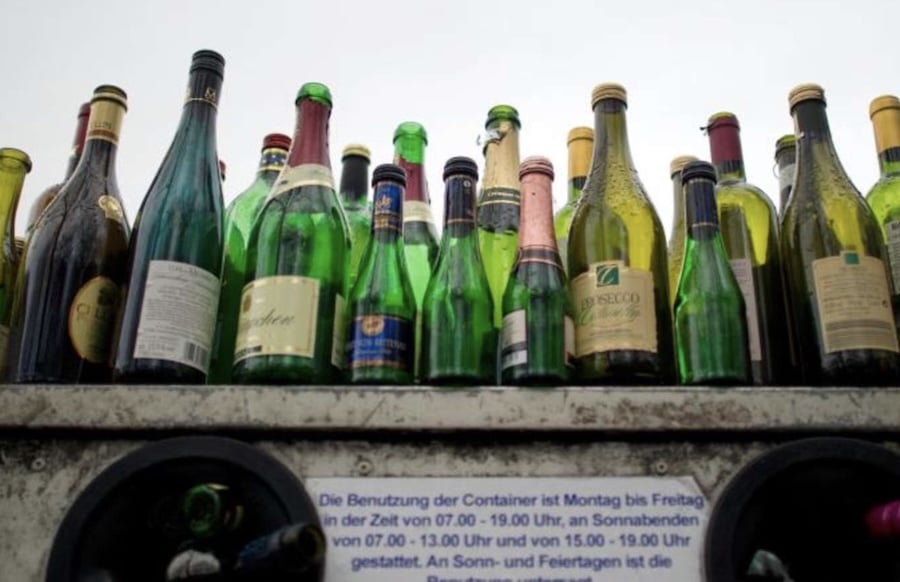 -berf-llte-Altglas-Container-in-Bitburg-Altglas-nicht-auf-Container-stellen