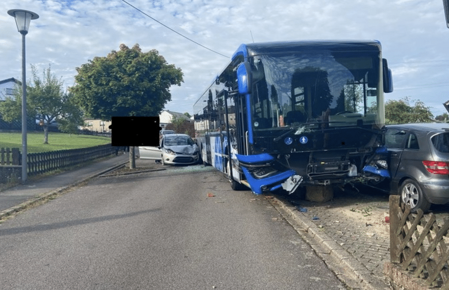 Unkontrolliert-durch-Eifeldorf-Rollender-Linienbus-besch-digt-Autos-Mauern-und-Z-une-