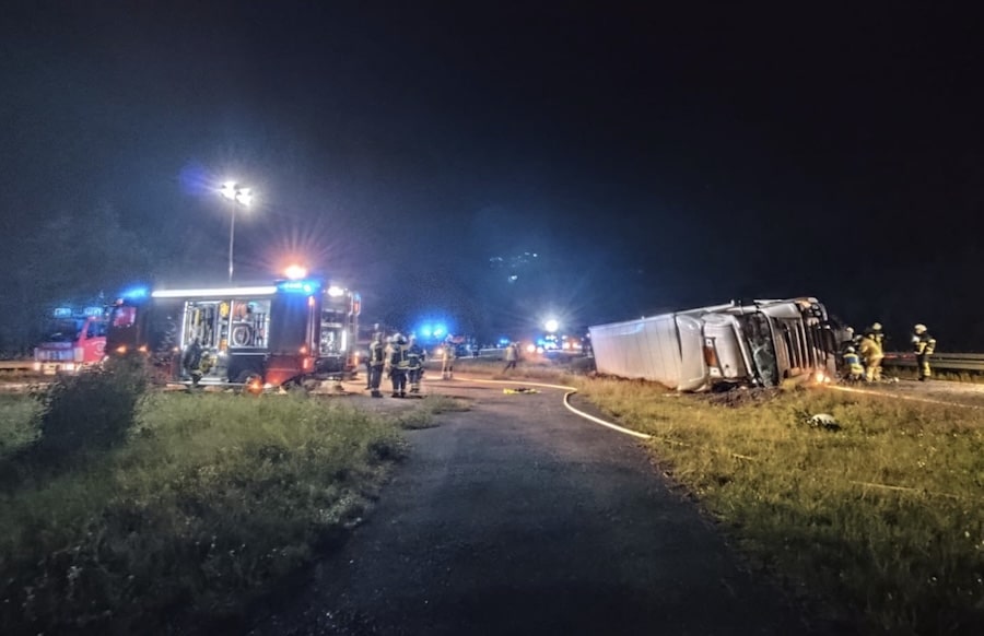 RLP-Sattelzug-kippt-neben-Autobahn-um-War-es-Sekundenschlaf-