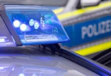 ++ Aktuell: 78-Jährige in Vulkaneifel vermisst – Suche mit Polizeihubschrauber ++ Blaulicht auf Polizeiwagen