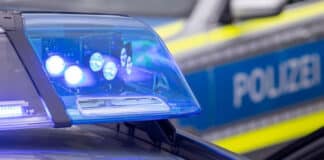 Bedrohung mit Obstmesser: Bewaffneter 47-jähriger Supermarkt-Dieb gestellt Blaulicht auf Polizeiwagen