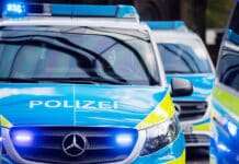 Brachialer Einbruch: Diebe gelangen mit Kanaldeckel in Juweliergeschäft