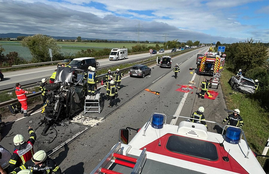 Transporter-rast-durch-Rettungsgasse-Schwerer-Crash-mit-vier-Schwerverletzten-auf-A61