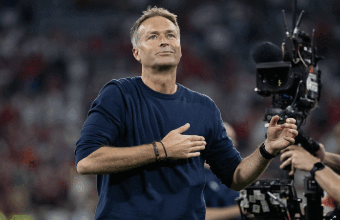 Kasper Hjulmand, künftiger Trainer von Bayer 04 Leverkusen, bei einem Auftritt am Spielfeldrand.