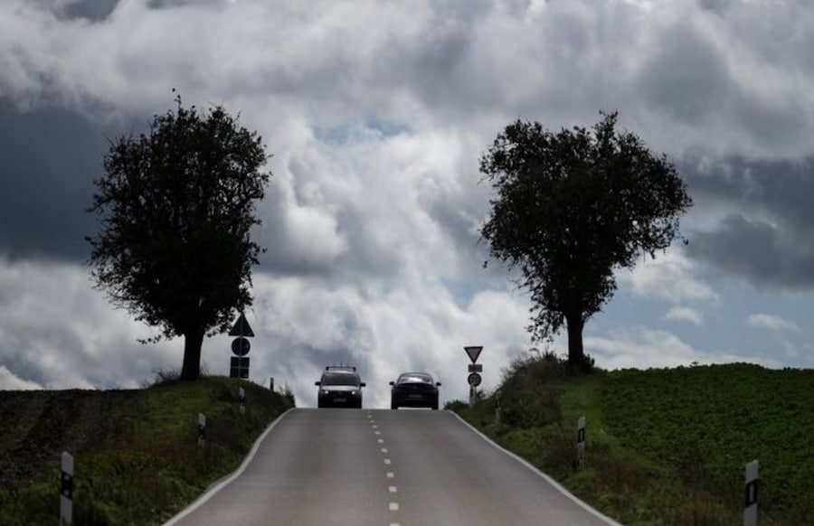 Wolken-Schauer-st-rmische-B-en-Herbstwetter-hat-Region-im-Griff