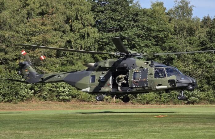 Bundeswehr-Hubschrauber NH-90 bei einer Abseilübung in Daun, Symbolbild zum Unfall eines Soldaten beim Tag der offenen Tür.