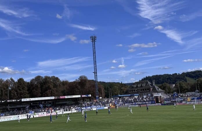 Moselstadion in Trier während des Regionalliga-Spiels Eintracht Trier gegen Bayern Alzenau, Heimspiel vor 2.724 Zuschauern.