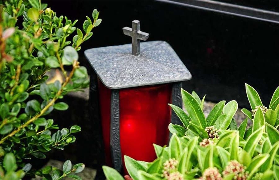 Hontheim-Piet-tloser-Diebstahl-auf-Friedhof-Grablaternen-und-Steinplatten-geklaut