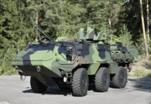 Saarland: Berlin gibt grünes Licht für Transportpanzer „Patria“ Ein Patria Panzer steht vor einem Waldgebiet.