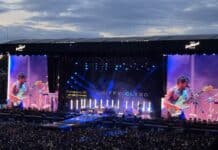 Rock am Ring 2026 kostenlos im Livestream: So sehen Fans Linkin Park, Iron Maiden und Co. live Große Festivalbühne bei Rock am Ring, Band spielt live vor einer riesigen Menschenmenge, die Bühne ist mit LED-Leuchten und Videowänden ausgestattet.