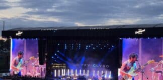 Rock am Ring 2026 kostenlos im Livestream: So sehen Fans Linkin Park, Iron Maiden und Co. live Große Festivalbühne bei Rock am Ring, Band spielt live vor einer riesigen Menschenmenge, die Bühne ist mit LED-Leuchten und Videowänden ausgestattet.