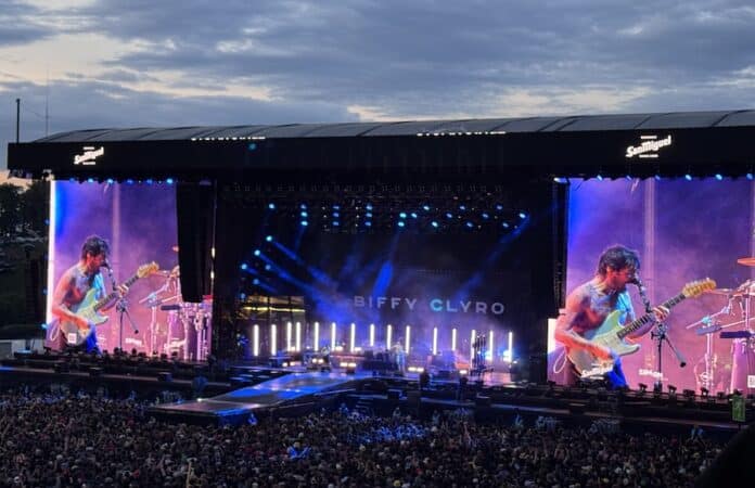 Große Festivalbühne bei Rock am Ring, Band spielt live vor einer riesigen Menschenmenge, die Bühne ist mit LED-Leuchten und Videowänden ausgestattet.