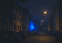 Trier: 17-Jährige von zwei Männern in Innenstadt attackiert – Was die Polizei sagt Abendaufnahmeeiner Trierer Innenstadtstraße – Symbolbild zum Angriff auf eine Jugendliche.