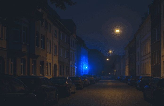 Abendaufnahmeeiner Trierer Innenstadtstraße – Symbolbild zum Angriff auf eine Jugendliche.