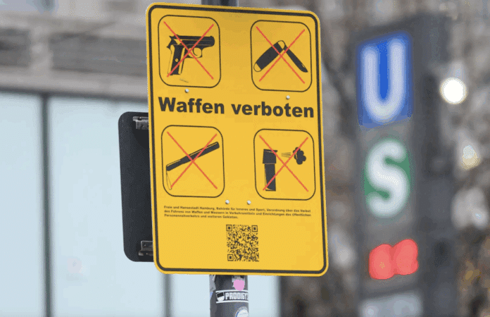 Ein Schild weist auf ein Waffenverbot im öffentlichen Raum hin – auch Rheinland-Pfalz will Messer und Waffen in Bus und Bahn verbieten. (Foto: dpa)