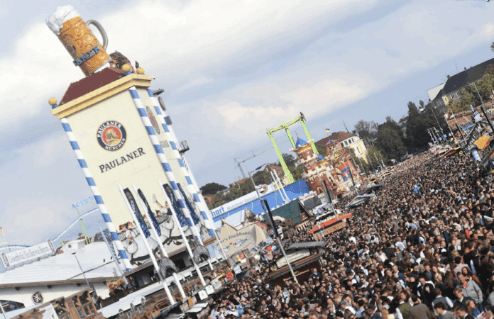 Oktoberfest München 2025: Menschenmenge auf der Theresienwiese vor dem Paulaner-Festzelt; Foto: dpa