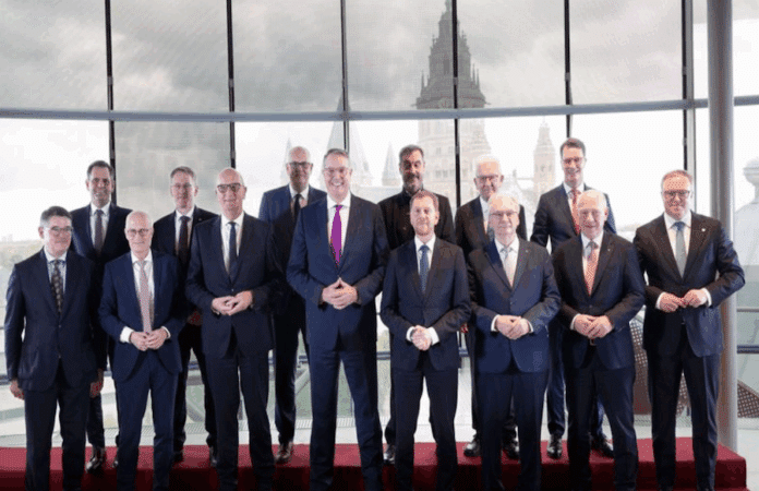 Gruppenfoto der Ministerpräsidentenkonferenz 2025 in Mainz mit Blick auf den Mainzer Dom – Länderchefs fordern Lockerung des EU-Verbrenner-Verbots.