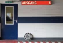 RLP: Mit Wucht in mehrere Fahrzeuge gekracht – Schwerer Unfall in Parkhaus