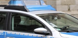 RLP: Abgelenkt von Klimaanlage? 18-Jähriger fährt gegen Kirche