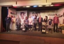 „Haarige Zeiten“ im Moni-Salon: Theaterverein Feyen feiert gelungene Premiere