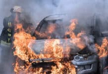 Auto geht auf Bundesstraße B9 in Flammen auf