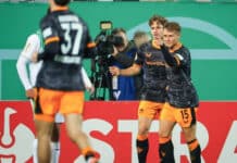 Rote Teufel jubeln in Fürth – Kurioser Platzverweis