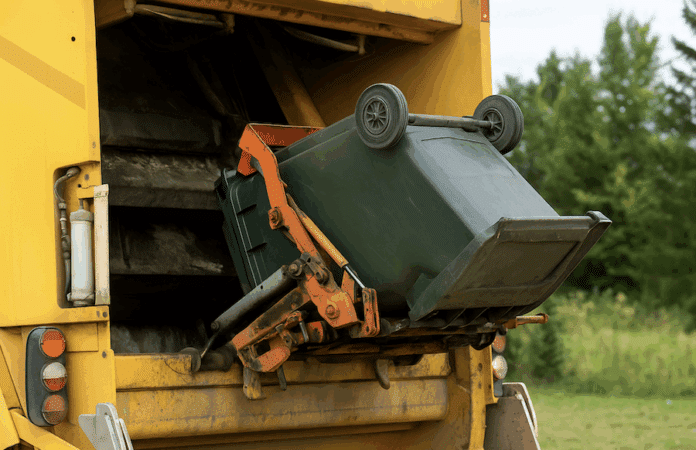 Müllwagen mit hydraulischem Greifarm hebt Mülltonne an – Symbolbild für Arbeitsunfall in Hördt