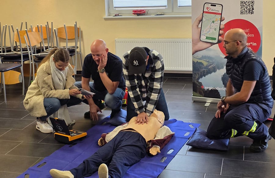 Feuerwehr-Schoden-stellt-neuen-Defibrillator-vor-Lebensretter-f-r-die-ganze-Gemeinde