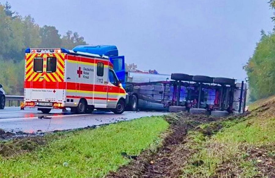 Lkw-kippt-auf-der-A61-um-26-Tonnen-Sch-ttgut-auf-Fahrbahn-verteilt