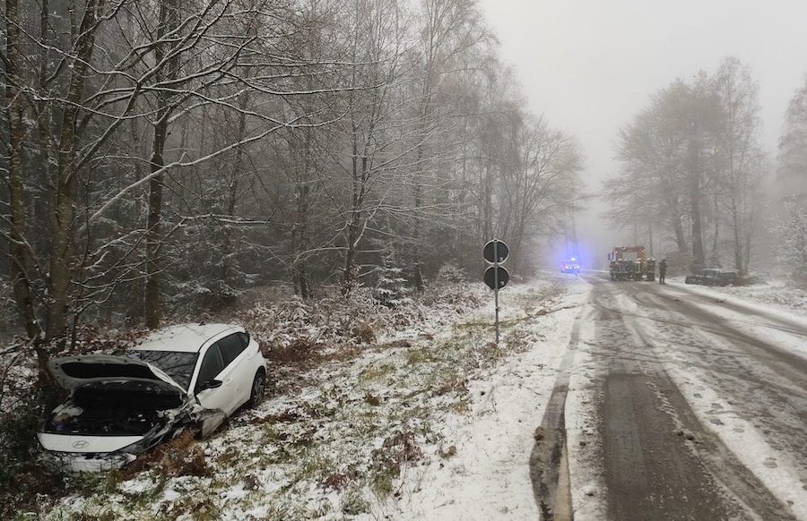 Region-Frontal-Crash-auf-schneebedeckter-Landstra-e-Zwei-Verletzte-