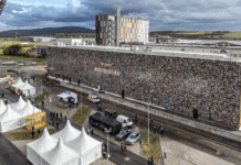 Weltrekord in Föhren: Größte Tierfoto-Collage Deutschlands schmückt neue Produktionshalle