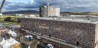 Weltrekord in Föhren: Größte Tierfoto-Collage Deutschlands schmückt neue Produktionshalle