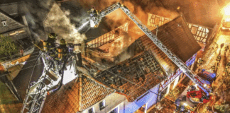 Feuer-Inferno: Holzstapel fängt Feuer – Sekunden später steht das ganze Haus in Flammen