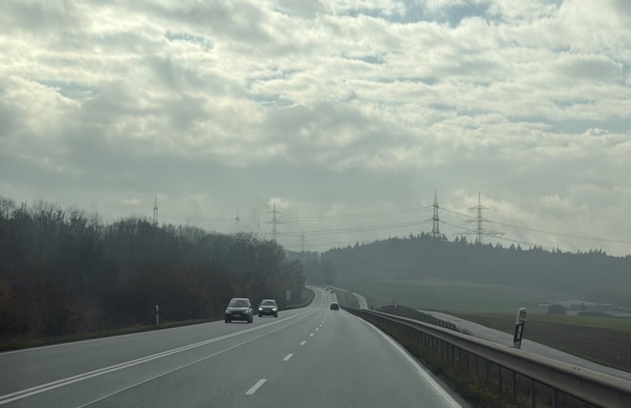 Schwerer-Unfall-auf-der-B51-Lkw-und-Pkw-kollidieren-heftig-komplette-Vollsperrung-