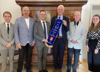 OB Leibe übergibt Fahnenband für Blau-Weiß Ehrang – Lob für vielfältiges Engagement