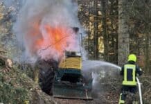 Eifel: Holzrückemaschine brennt in Wald – Feuerwehreinsatz unter erschwerten Bedingungen