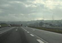 B51 bei Trier: LKW drängt Auto ab – Fahrer flüchtet einfach weiter!