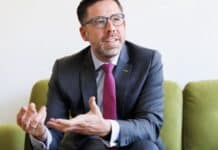 Häusliche Gewalt, Abschiebung, Mieterschutz: Das will Philipp Fernis ändern