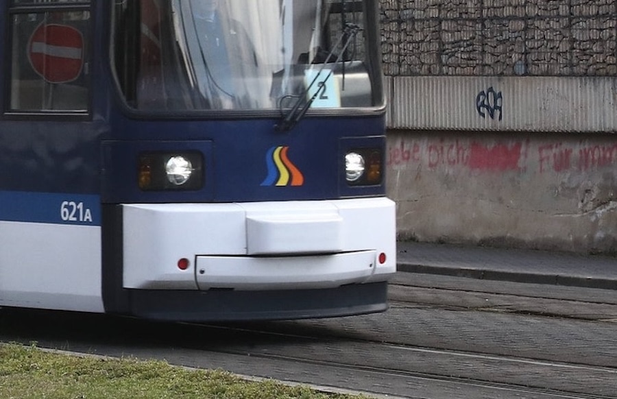 RLP-21-J-hriger-von-Stra-enbahn-erfasst-und-schwer-verletzt