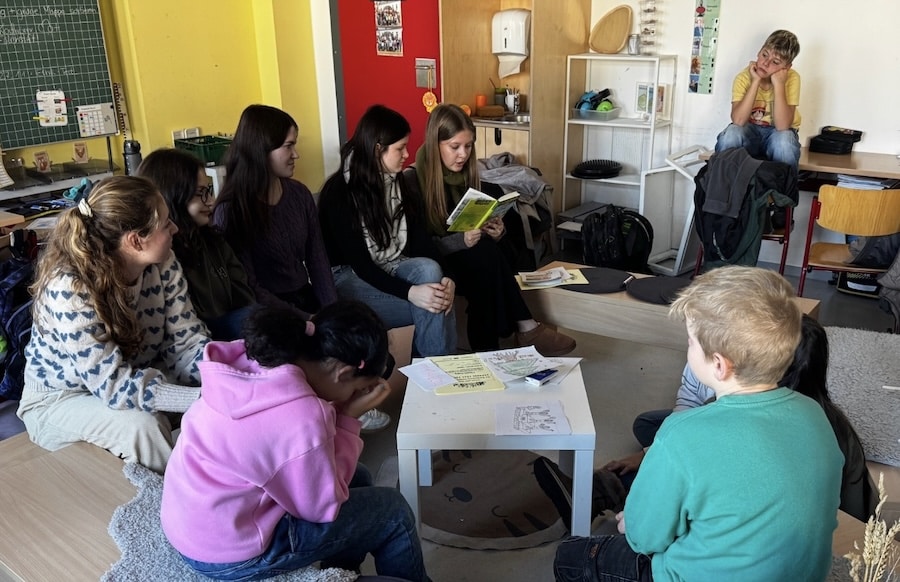 Vorlesen-verbindet-Das-Gymnasium-Hermeskeil-am-Vorlesetag-2025