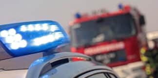 RLP: Polizei im Einsatz bemerkt Feuer – Brennendes Restaurant evakuiert Feuerwehr- und Polizeiwagen mit Blaulicht
