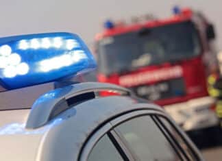 Wohnungsbrand in Bad Neuenahr-Ahrweiler: 41-jähriger Bewohner in Spezialklinik eingeliefert Feuerwehr- und Polizeiwagen mit Blaulicht