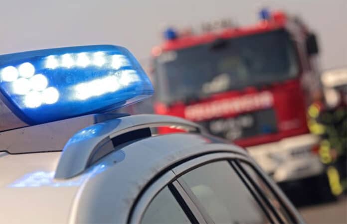 Feuerwehr- und Polizeiwagen mit Blaulicht