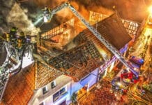 Mehrfamilienhaus brennt vollständig aus – Vier Verletzte