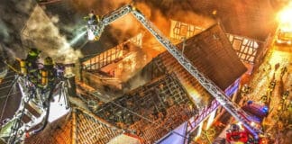 Mehrfamilienhaus brennt vollständig aus – Vier Verletzte