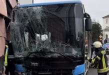 RLP: Linienbus kracht in Hauswand